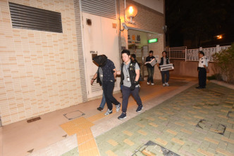 九龙城警区反三合会行动组其后带同该名22岁被捕男子到红磡邨红日楼的住所搜查，捡获一把牛肉刀、一把开山刀、一把电枪及一把气枪。