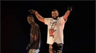Drake上月初参与Travis Scott（左）的音乐节演出时，台下却发生人踩人意外。