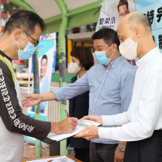 黃錦星往民建聯街站簽名。