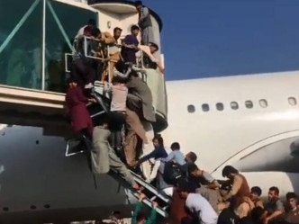 数以百计阿富汗民众争相涌入喀布尔机场的停机坪，甚至迫进登机桥。网上图片