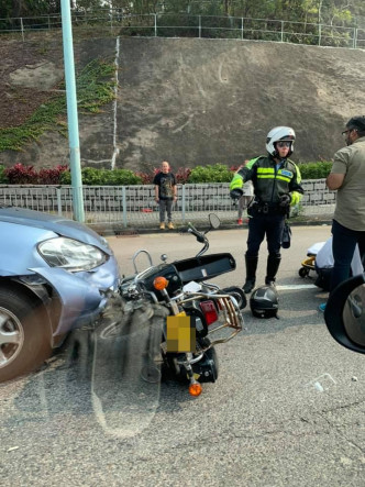 电单车上的女乘客倒地受伤。图:Shiren Chung‎香港突发事故报料区