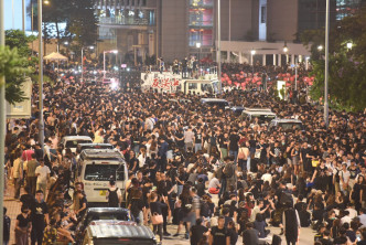 身穿黑衣市民龙和道聚集。