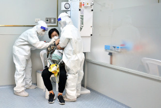 旅客抵达泰国后再做一次核酸检测。REUTERS