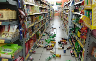 大型超市因劇烈搖晃，架上許多物品掉落。