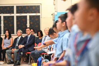 杨润雄探访油麻地天主教小学了解开学日的情况。