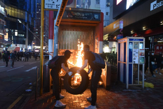 示威者旺角站出入口縱火。