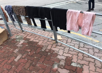 晾衣者連行人路欄桿也不放過。深水埗街坊會facebook圖片