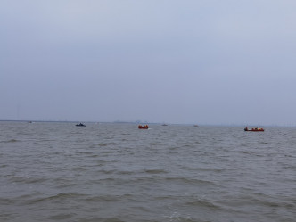 事发于周五凌晨零时许，当地14名村民坐船到泊湖望江水域捕鱼。新华社图片