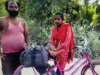 父女的回家路一点也不容易，爸爸无法协助Jyoti而只能坐在单车的后座。网图