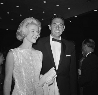 桃樂絲黛1960年得到奧斯卡最佳女主角獎提名，與製片丈夫馬汀梅徹出席奧斯卡頒獎禮。美聯社