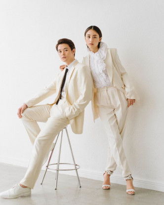 模特儿出身的山本美月 ，跟濑户康史一同穿米白色西装作婚照。