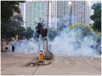 警放催淚煙驅散。