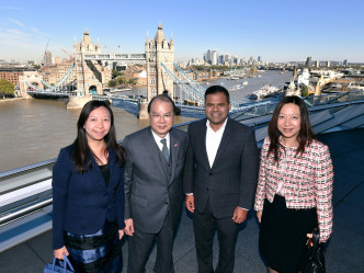 张建宗（左二）在伦敦与伦敦商业副市长艾家华（右二）会晤。