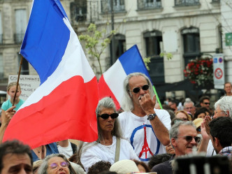 巴黎大批市民上街挥动标语及旗帜。AP