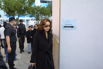 林振強家姐林燕妮當年出席喪禮。 資料圖片