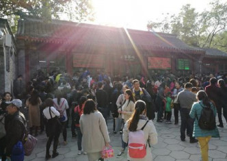 北京香山公園外有黃牛黨炒賣門票。網上圖片