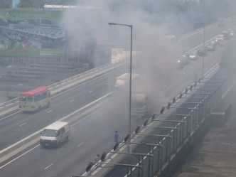 路面滿布黑煙。 香港交通突發報料區FB/網民Yoi Chow圖