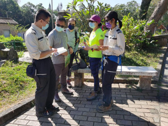 警方联同渔护署于西贡北潭涌宣传远足安全。