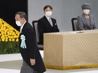 菅义伟及日皇德仁夫妇出席全国战殁者追悼仪式。AP
