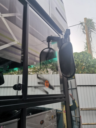  一架 K76 港铁巴士在乘客上车期间遭示威者涂污挡风玻璃及倒后镜。港铁提供