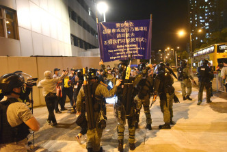 警方在屯門大興基地外驅散示威者。資料圖片