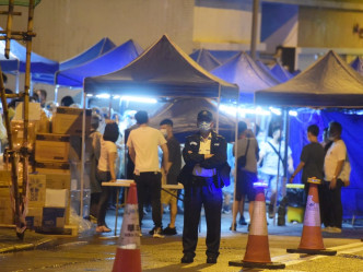 政府晚上7时30分围封上环尚贤居，要求居民接受强制检测。