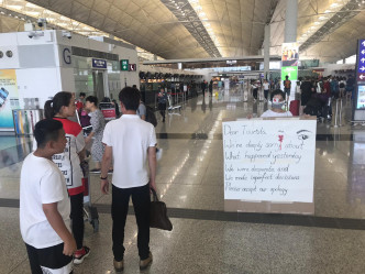 有示威者到機場向受影響旅客致歉。