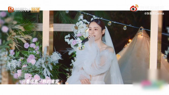 张馨月着上婚纱向老公唱歌。