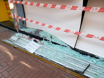 荃灣優品360玻璃櫥窗被人打爛。