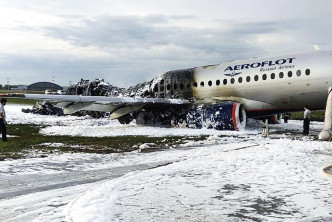 俄罗斯航空一架客机著火焚烧。AP