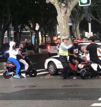 NBA球星夏登一行人昨日在上海街头因驾驶电动车时遭交警拦下。网上图片