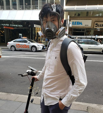 一名悉尼男子被拍到臉上佩戴了高科技面罩。(網圖)