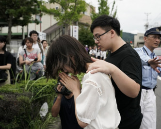 不少市民到「京都動畫」悼念死者。AP
