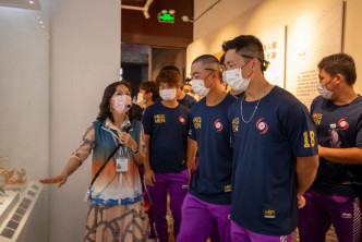 交流活动结束后，全运会香港棒球代表队和深圳南山青年代表队前往腾讯和南头古城进行了参观游览。