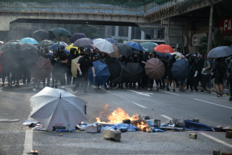 示威者癱瘓交通