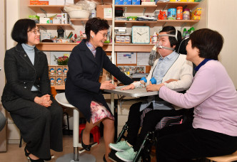林郑月娥探望脊髓肌肉萎缩症病人周佩珊（右二）。政府新闻处图片