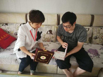 湖州市红十字会将中国人体器官捐献荣誉证书交给小毛豆的爸爸。网上图片