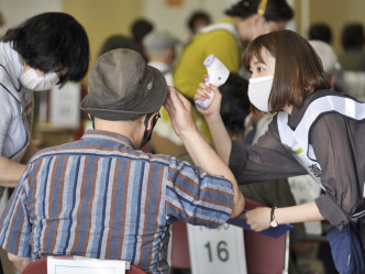 日本政府在东京及大阪开设新冠疫苗大规模接种中心。AP