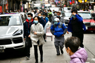 新冠肺炎疫情下，全城一罩难求，市民抢购口罩。 资料图片