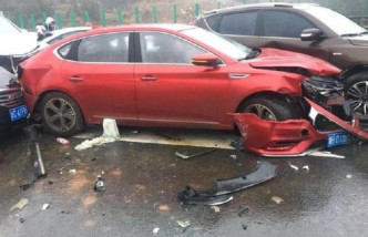安徽岳武高速发生23车相撞事故造成5人死亡。网上图片
