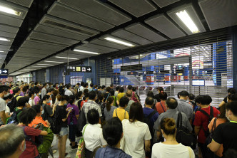 大批市民等乘港铁。