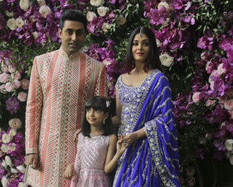 寶里活男影星Abhishek Bachchan及其家人。AP