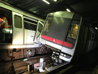 兩列列車相撞。