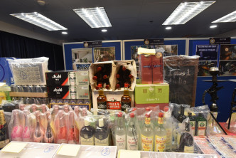 行动中，警方捡获大批武器及酒类饮品。