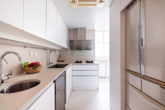 廚房設多組廚櫃及採用嵌入式家電，以善用空間。
