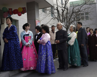 北韩民众在站票等候。AP