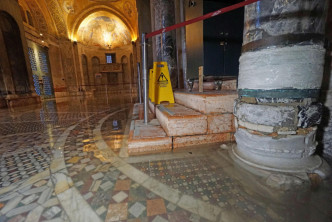 威尼斯的聖馬可大教堂水浸，馬賽克地板以上的水位達90厘米。AP