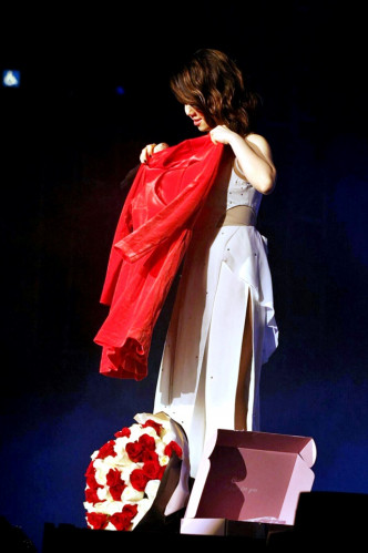 粉絲又送上一條紅色連身短裙。