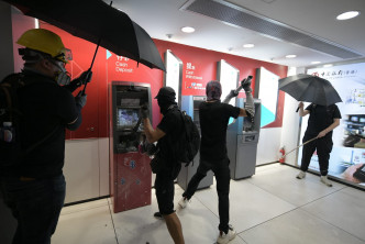 示威者破坏银行柜员机