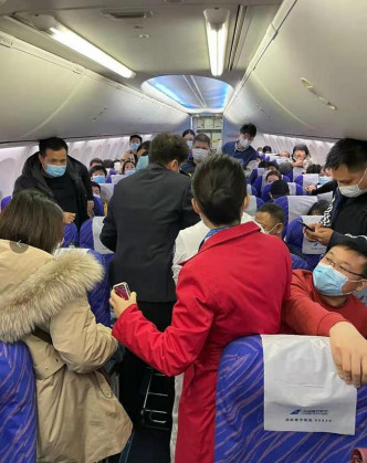 机上的服务员立即上前为乘客急救。网图